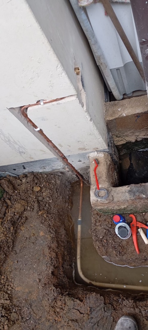 Koperen aanvoerleiding naar de woning