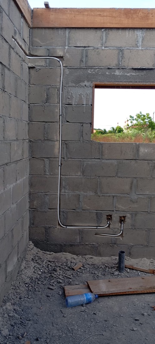 Waterleiding langs de muur in nieuwbouw