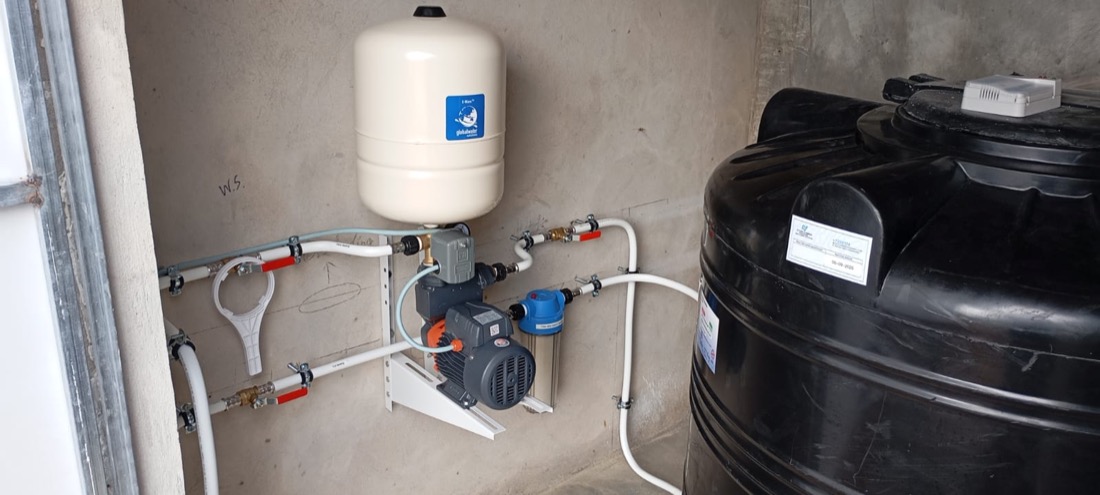 Hydrofoor met drukvat en filter bij de watertank