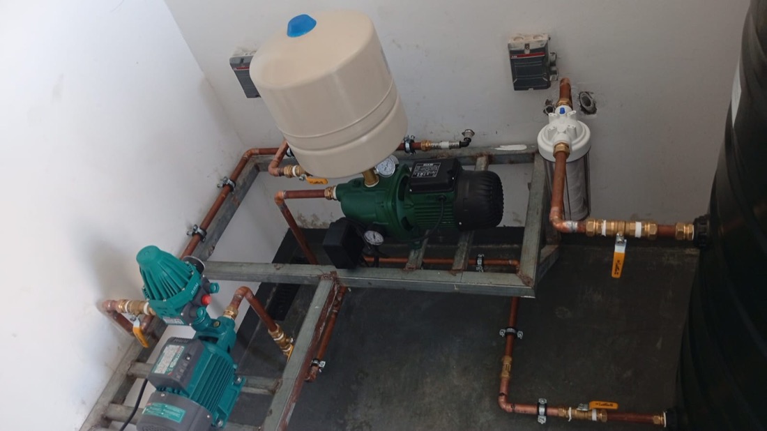 Hydrofoorinstallatie met drukvat en waterfilter