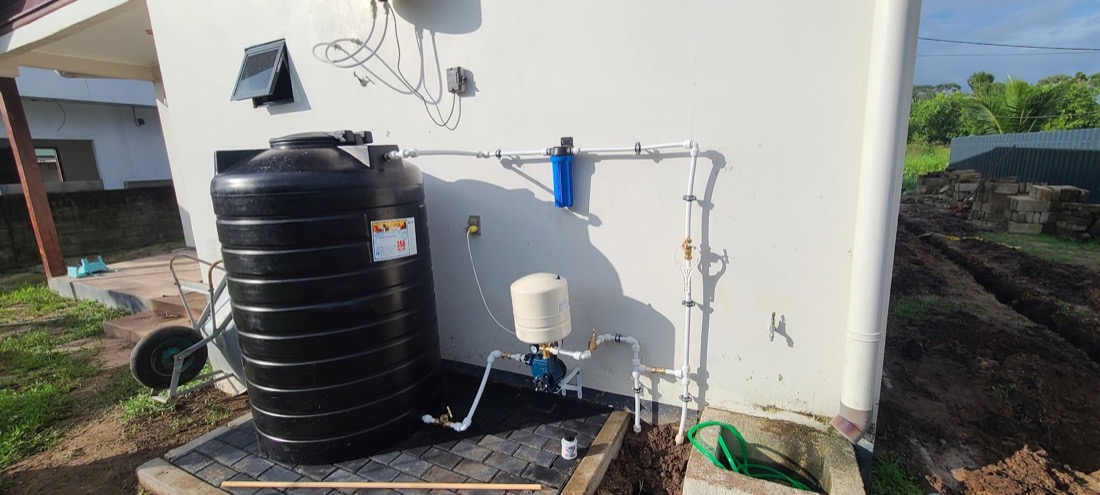 Watertank met hydrofoor en waterfilter