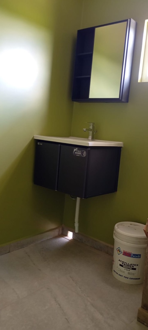 Badkamermeubel met wasbak en spiegelkast