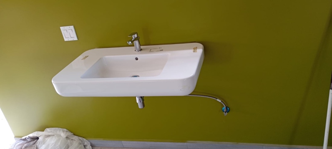 Hangende wasbak met kraan