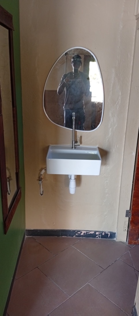 Kleine wasbak met kraan